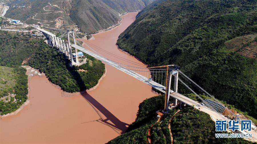 (專發新華網云南、客戶端)云南紅河高速公路懸索特大橋主跨成功合龍