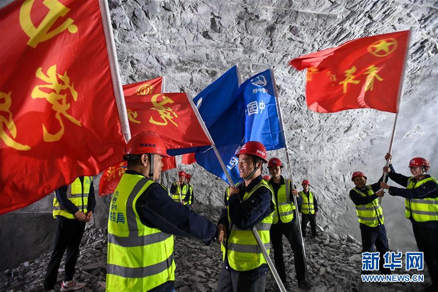 （經濟）（3）廣東：韶新高速松山隧道全線貫通