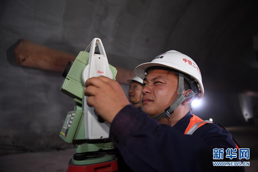 (經濟)(4)重慶首座下穿機場鐵路隧道貫通